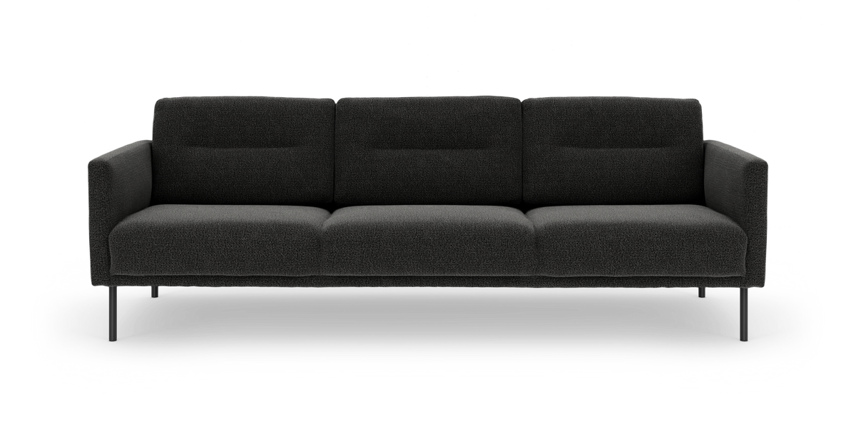 Mörkgrå tresitsig soffa i modern, rak design på smala metallben, frilagd mot vit bakgrund.