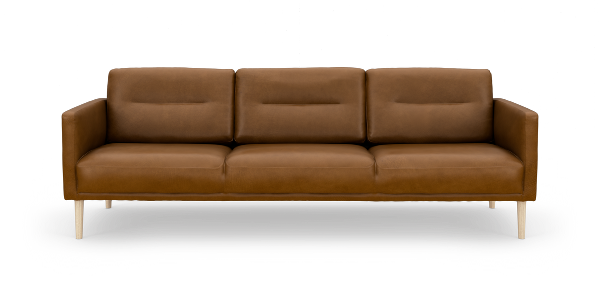 Brun lädersoffa med tre sittplatser och ljusa träben, frontvy mot vit bakgrund.