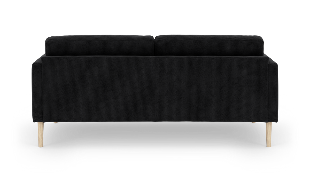 Svart 3-sits soffa sedd bakifrån med ljusa träben på vit studiobakgrund.