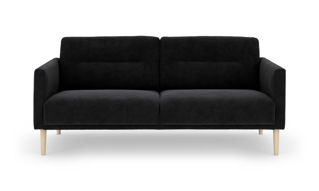 Svart 3-sits soffa med träben, frilagd på vit bakgrund.