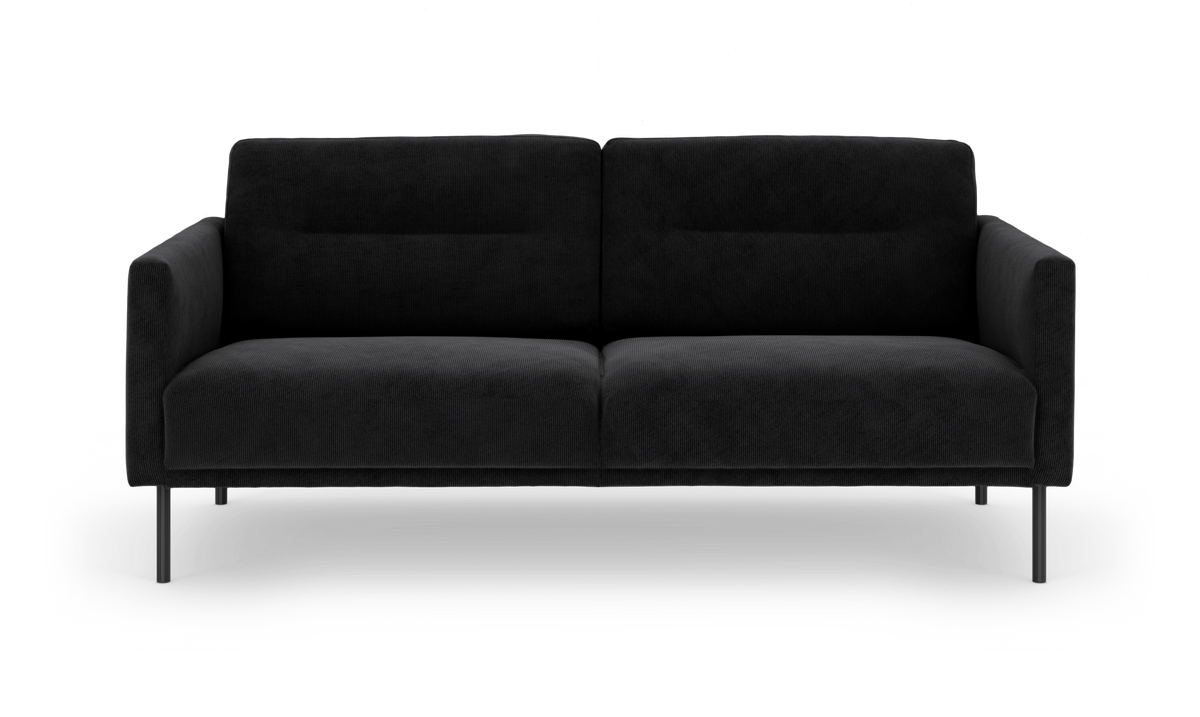 Svart tygsoffa i modern, minimalistisk stil, frilagd på vit bakgrund.