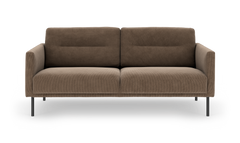 Brun 2‑sits soffa med smala metallben, frilagd frontvy.