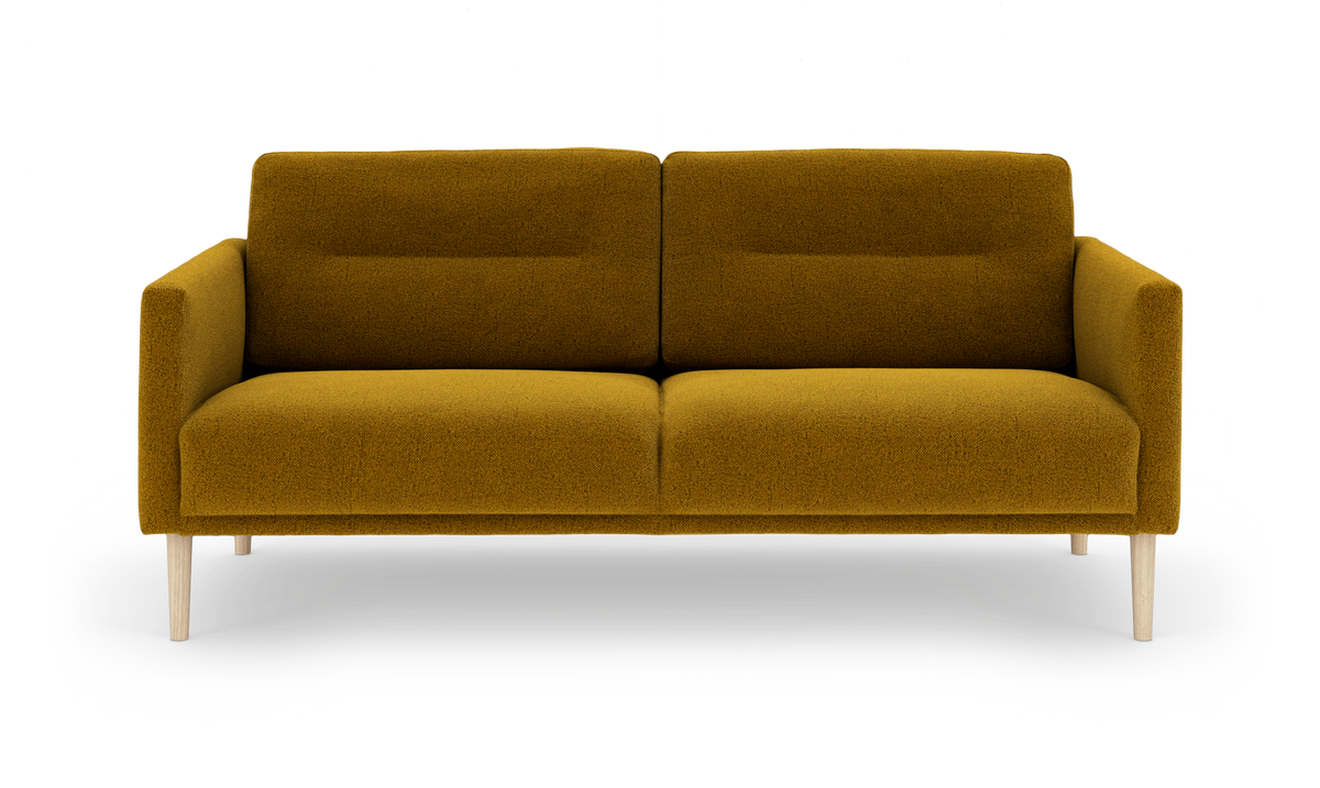 Soffa i senapsgul textil med ljusa träben, frontvy.