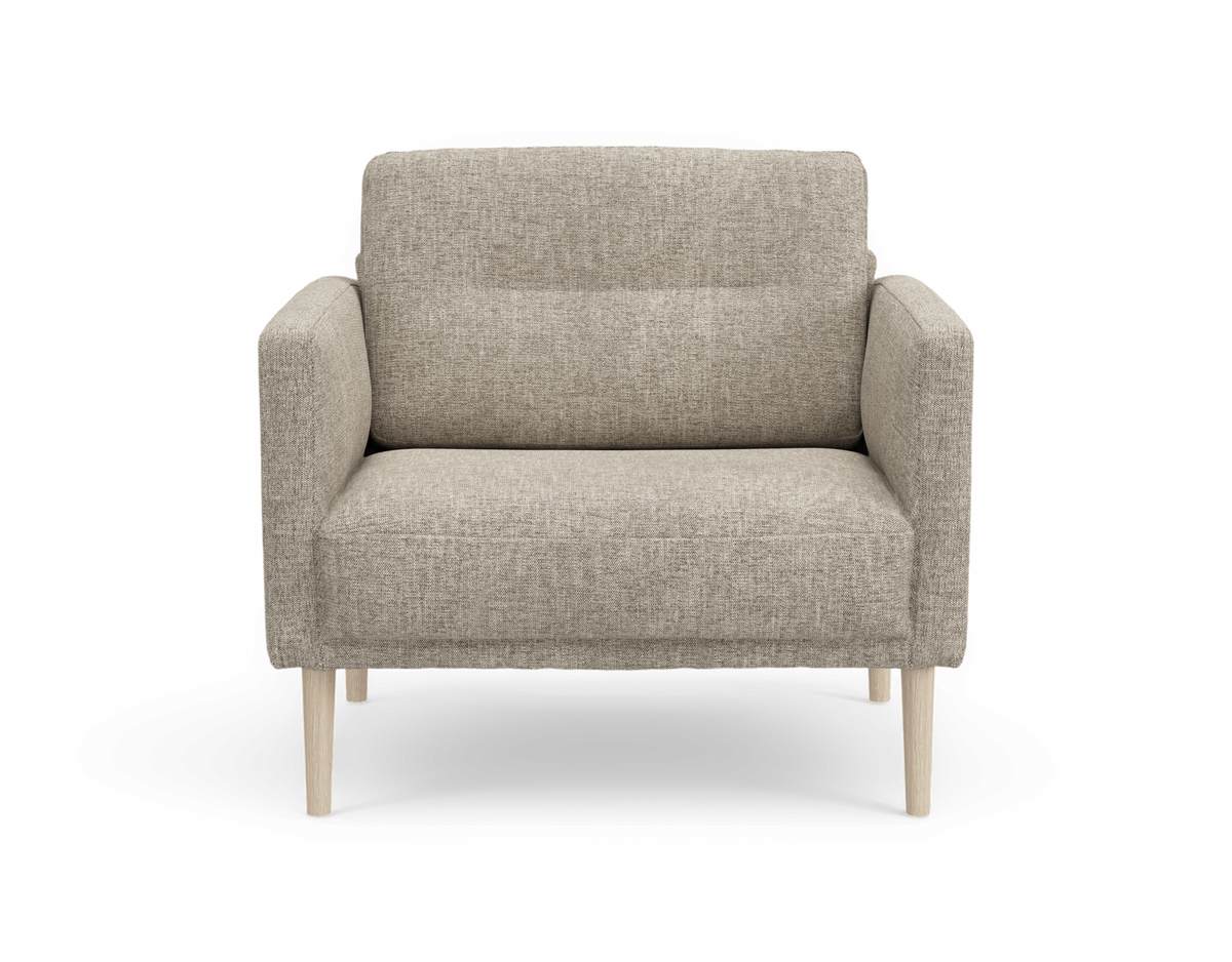Beige fåtölj i tyg med ljusa träben, sedd rakt framifrån.
