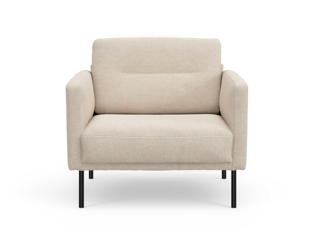 Beige tygfåtölj med svarta metallben, frontvy på vit bakgrund.