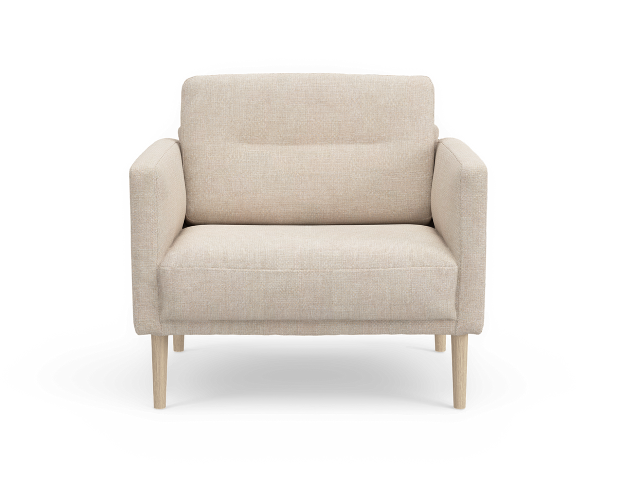 Beige fåtölj i tyg med smala träben, frontvy, frilagd.