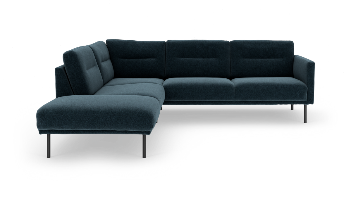Mörkblå L‑soffa i modern design med smala metallben, frilagd mot vit bakgrund.
