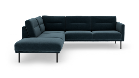 Mörkblå L‑soffa i modern design med smala metallben, frilagd mot vit bakgrund.