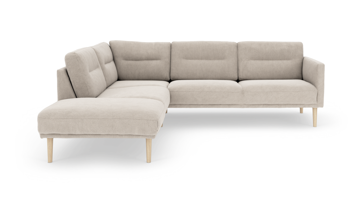 Beige L-formad modulsoffa med vänster schäslong och träben i tyg, frilagd på vit bakgrund.