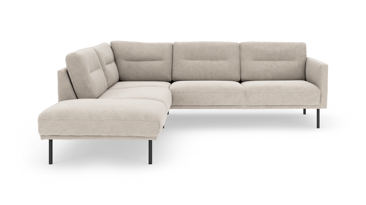 Beige L-soffa i hörnmodell med vänster divan och slanka svarta ben, frilagd mot vit bakgrund.