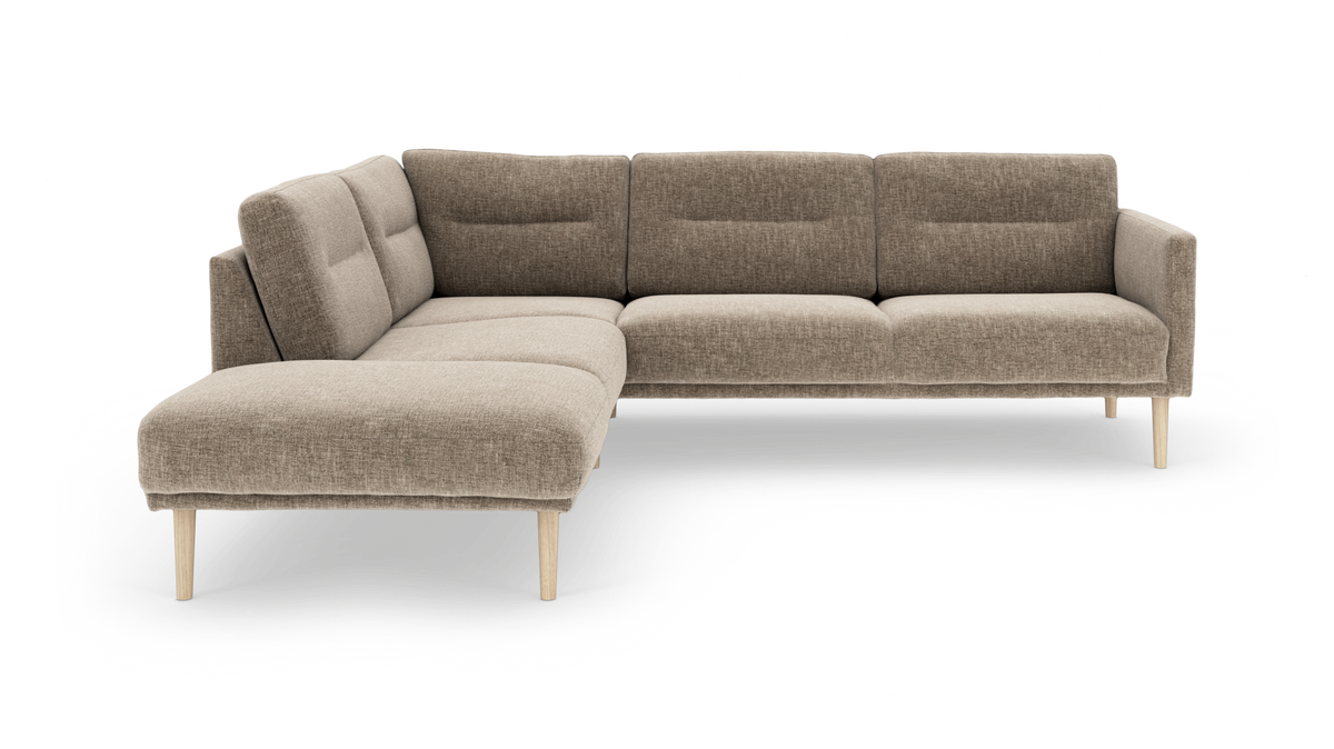 Beige L-formad modulsoffa i tyg med träben, visad mot vit bakgrund.