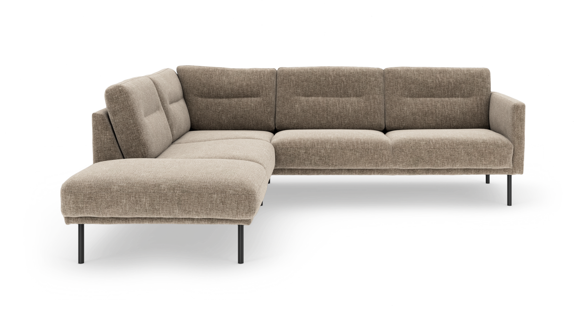 Beige L‑formad modulsoffa på smala svarta ben, frilagd på vit bakgrund.