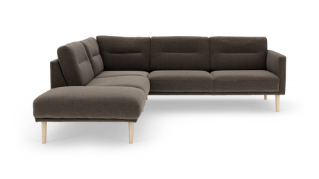 Mörkbrun L-soffa med schäslong till vänster och ljusa träben i modern, stilren design.