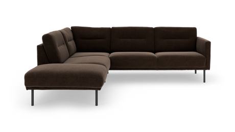 Mörkbrun L‑soffa med metallben i modern stil, frilagd på vit bakgrund.