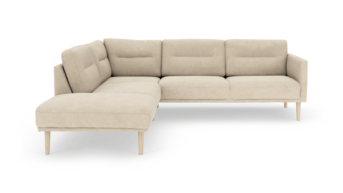 Beige L‑soffa med vänster divan, träben och mjuka ryggkuddar.