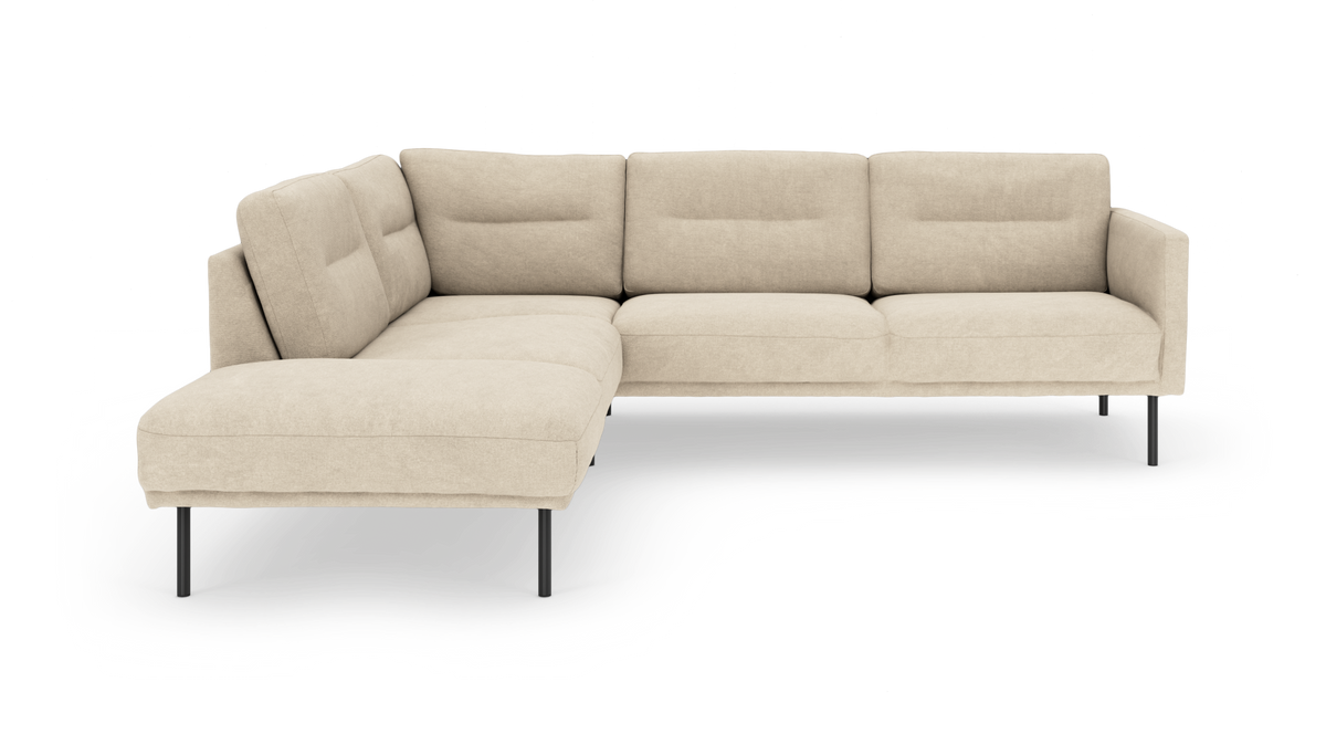Beigefärgad L-formad hörnsoffa med schäslong till vänster och smala svarta ben i modern design.