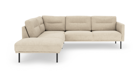 Beigefärgad L-formad hörnsoffa med schäslong till vänster och smala svarta ben i modern design.