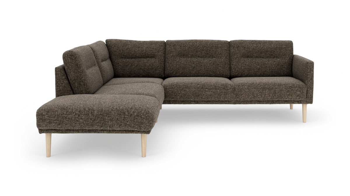 Brun L‑soffa i tyg med schäslong till vänster och ljusa träben, modern och skandinavisk design.