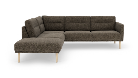 Brun L‑soffa i tyg med schäslong till vänster och ljusa träben, modern och skandinavisk design.