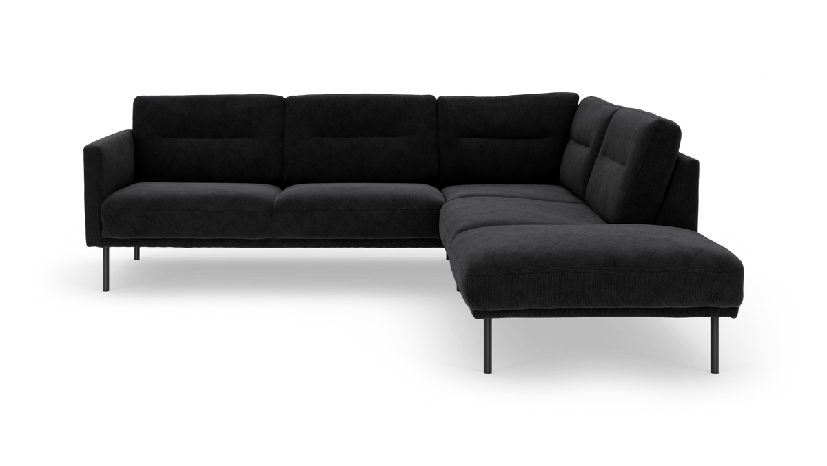 Svart L‑formad modulsoffa med schäslong till höger på vit bakgrund.