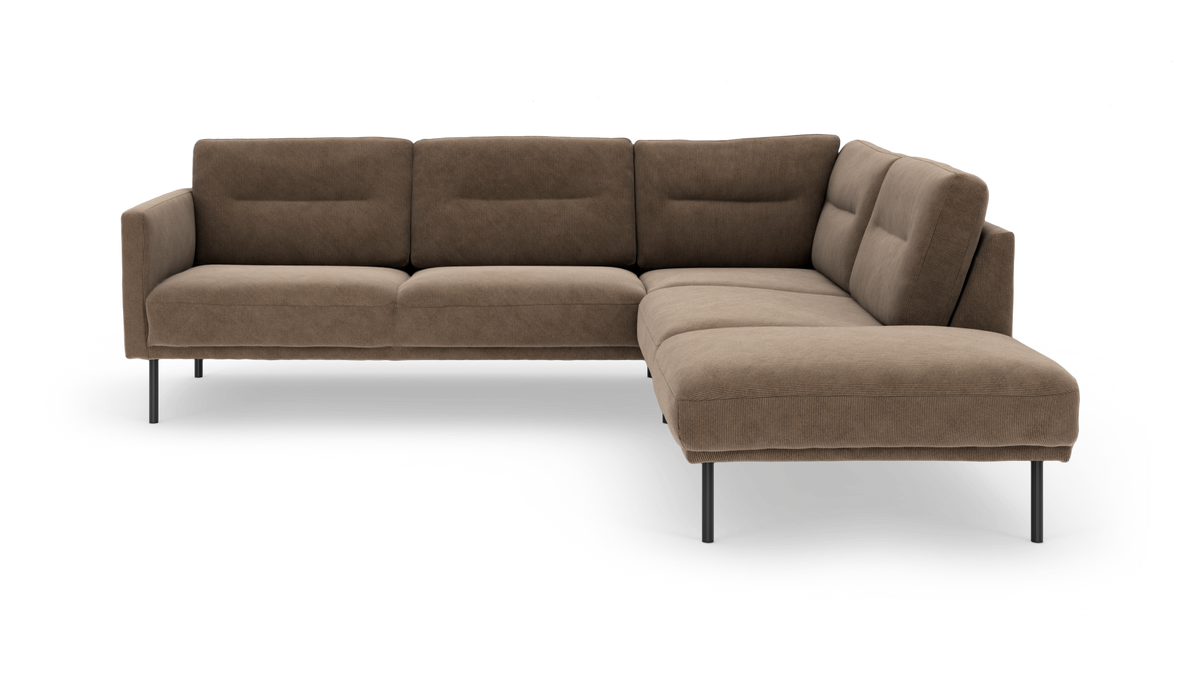Brun L‑soffa med schäslong till höger, slanka svarta ben och modern design på vit friläggning.