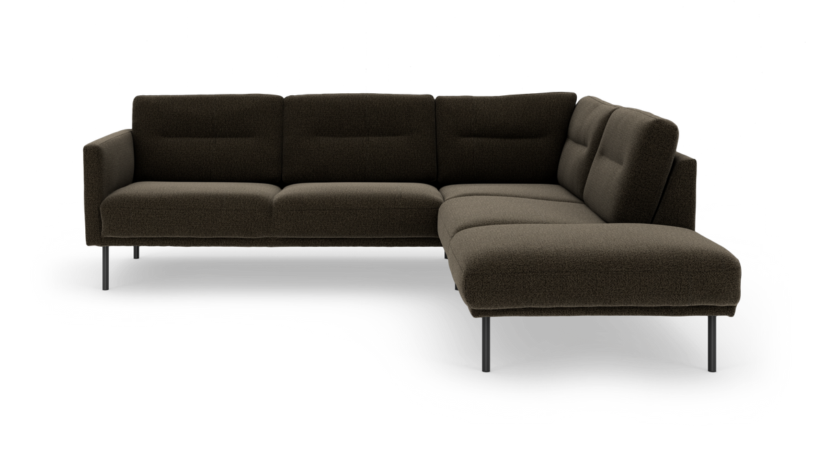Mörkbrun L-formad modulsoffa med höger divan, slanka metallben och lätt tuftade ryggkuddar, frilagd på vit bakgrund.