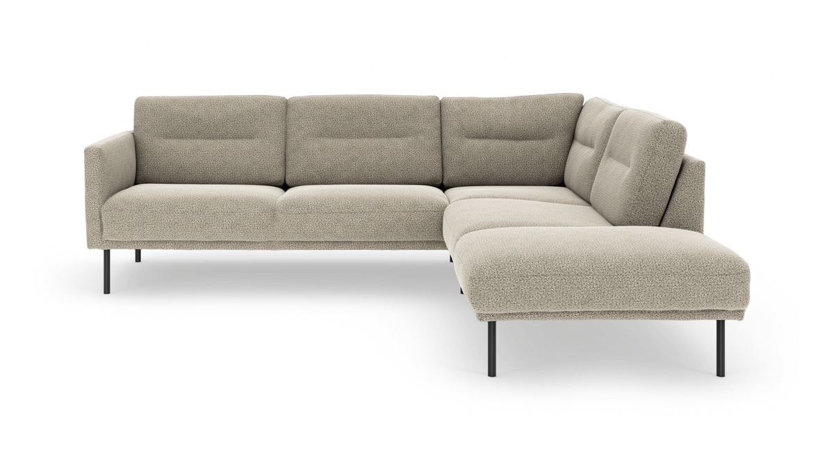 Beige L‑formad modulsoffa med schäslong höger på svarta metallben, frilagd.