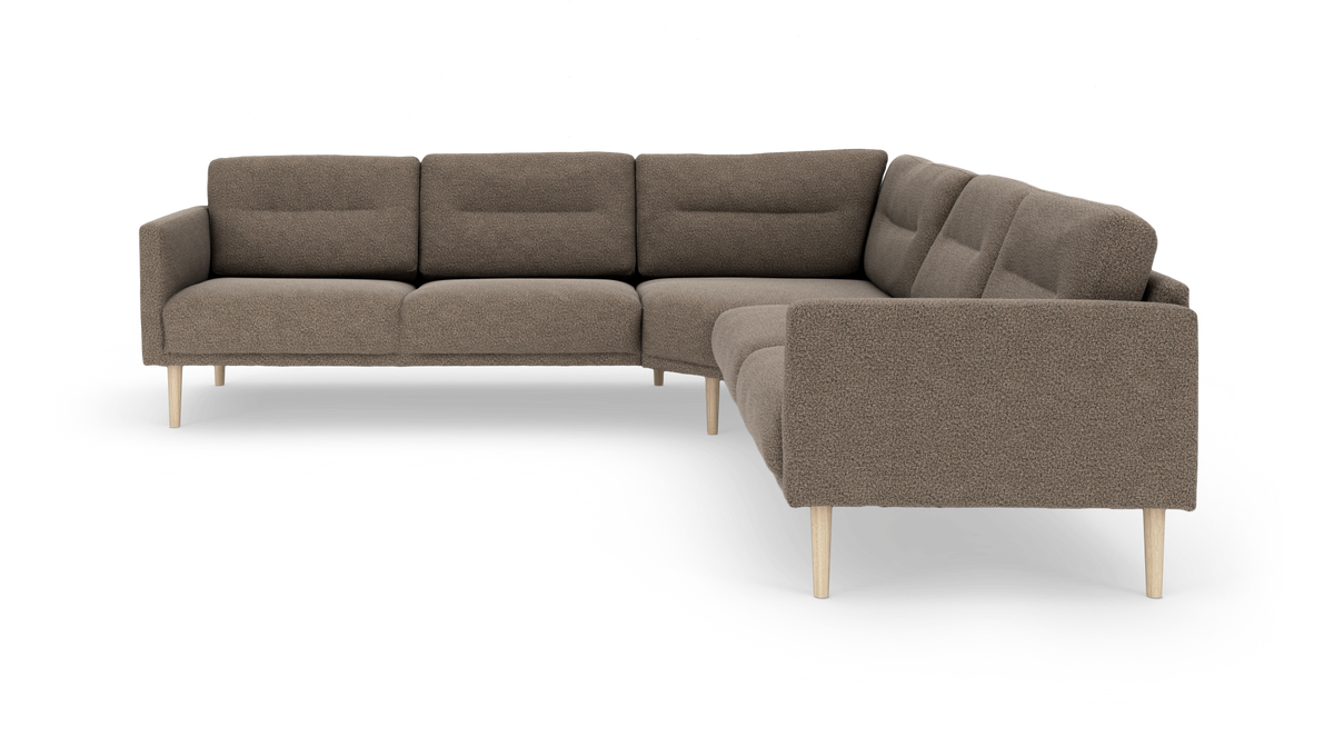L‑soffa i beige/brun textil med ljusa träben på vit bakgrund.