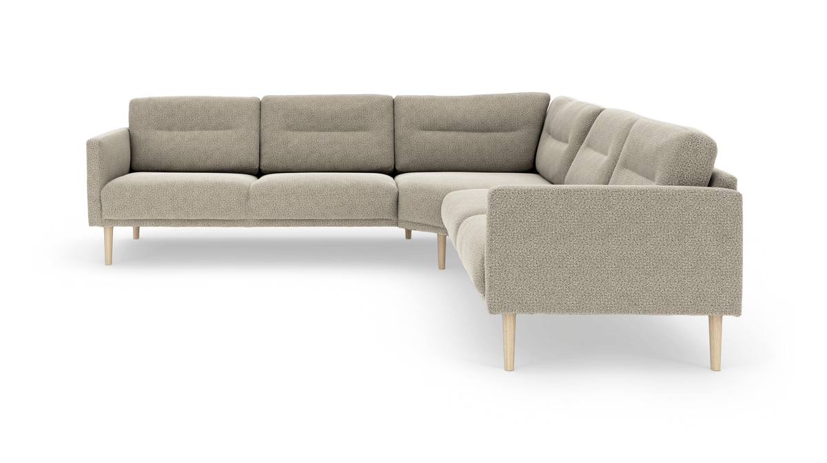Beige L-formad modulsoffa med träben mot vit bakgrund.