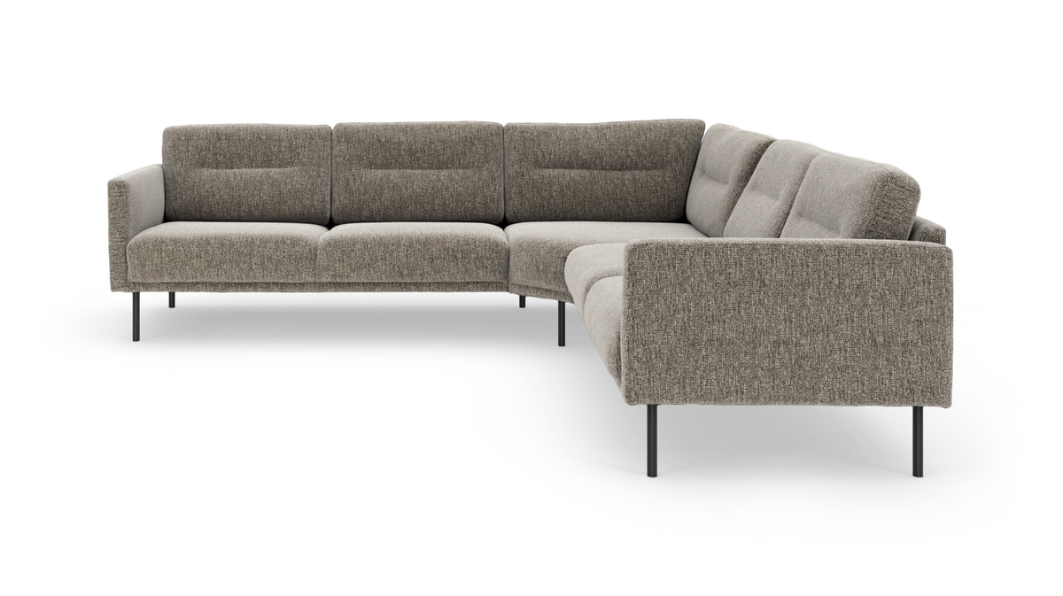 L‑formad grå/beige hörnsoffa i tyg med slanka svarta ben, modern design, frilagd på vit bakgrund.