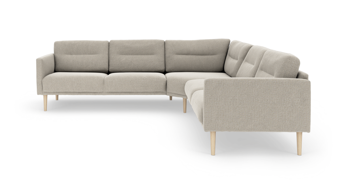 Modern beige hörnsoffa i tyg med träben och modulär design, produktfoto på vit bakgrund.