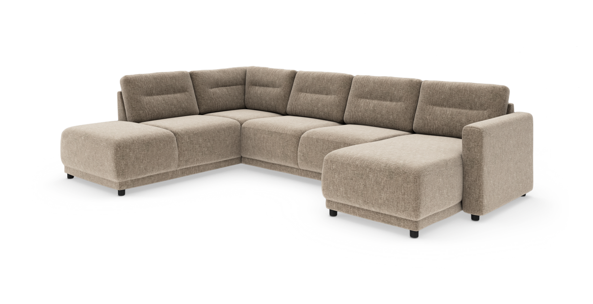 Beige U-formad modulsoffa i tyg med moderna, mjuka dynor och låg ben, frilagd mot vit bakgrund.