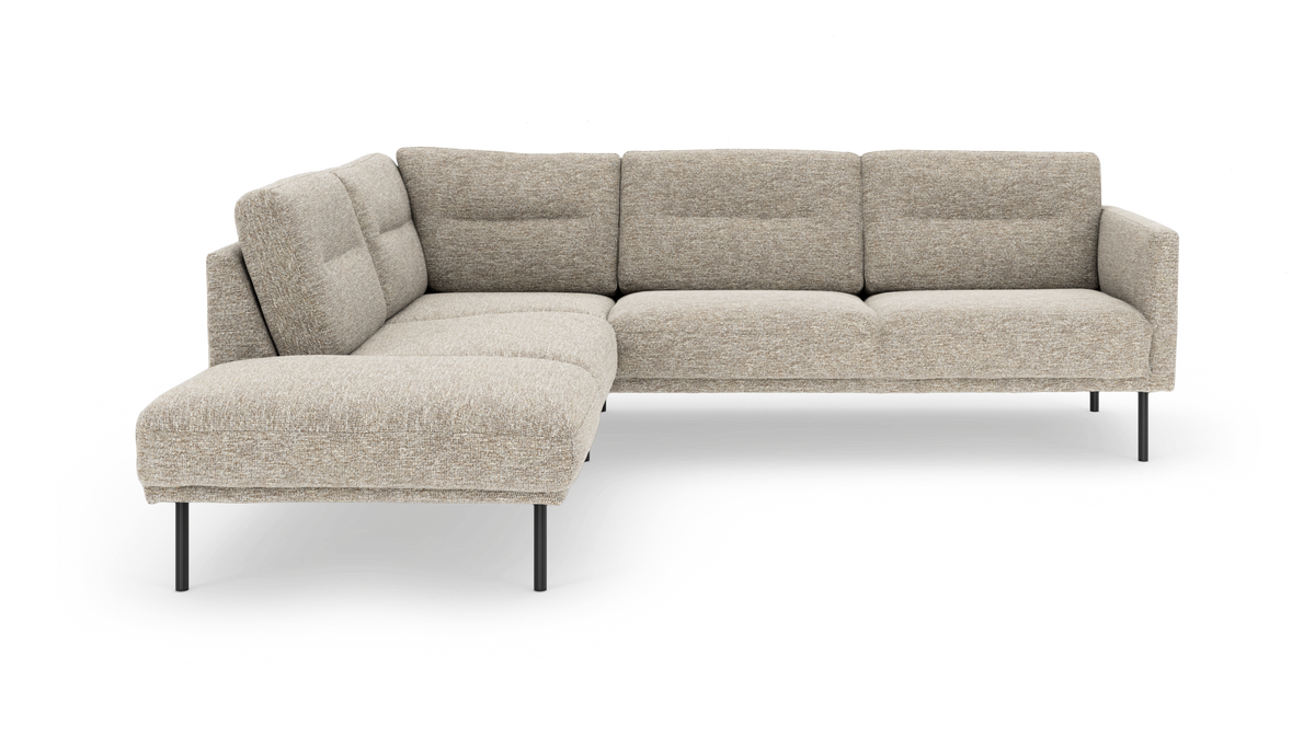 Beige L‑formad modulsoffa med schäslong på vänster sida och slanka svarta ben.