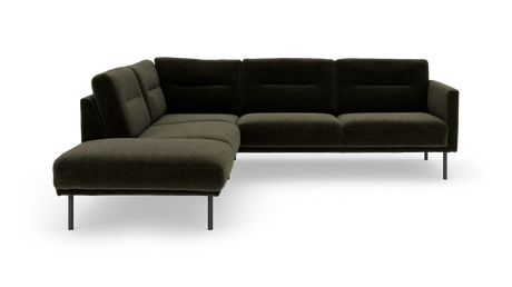 Mörkgrön L‑soffa med metallben i modern, låg design frilagd på vit bakgrund.