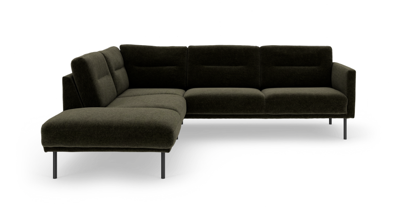 Mörkgrön L‑soffa med metallben i modern, låg design frilagd på vit bakgrund._ps