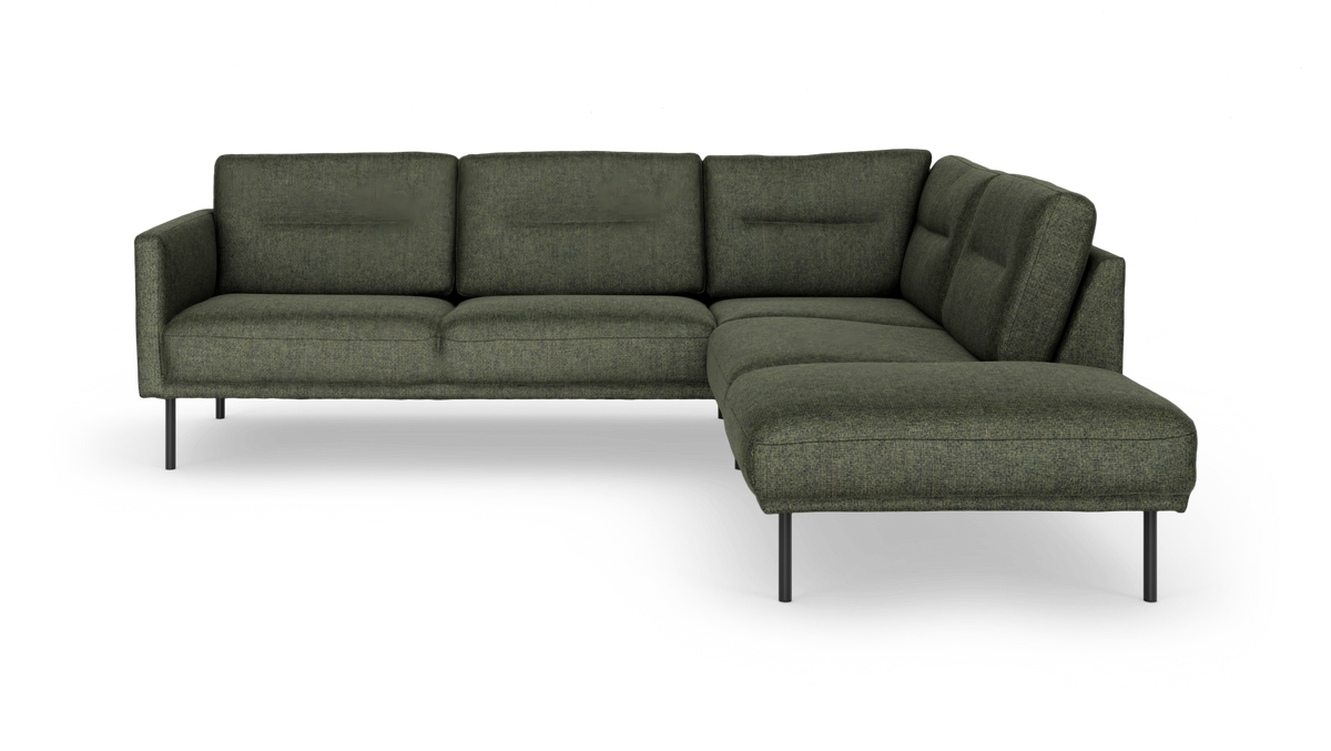 Mörkgrön L‑formad modulsoffa med högra schäslong och smala svarta metallben, modern stil på vit studiobakgrund.