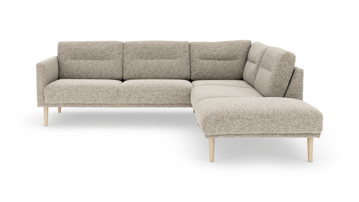 Beige L-formad modulsoffa med träben, frilagd på vit bakgrund.