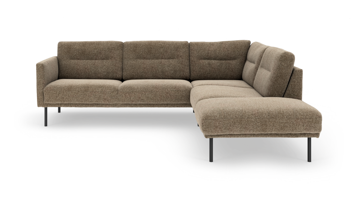 L-formad modern hörnsoffa i beige tyg med slanka svarta ben, frilagd på vit bakgrund.
