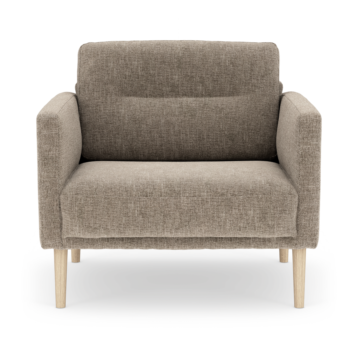 Beigefärgad fåtölj i tyg med raka armstöd och ljusa träben, frontvy.