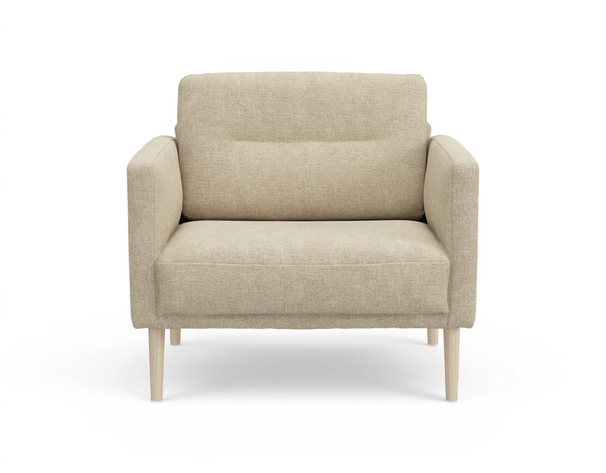 Beige fåtölj i tyg med smala armstöd och träben, sedd framifrån.