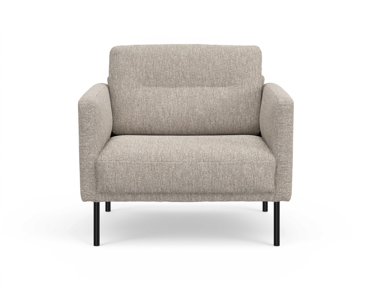 Beige fåtölj i tyg med smala svarta metallben, frontvy mot vit bakgrund.