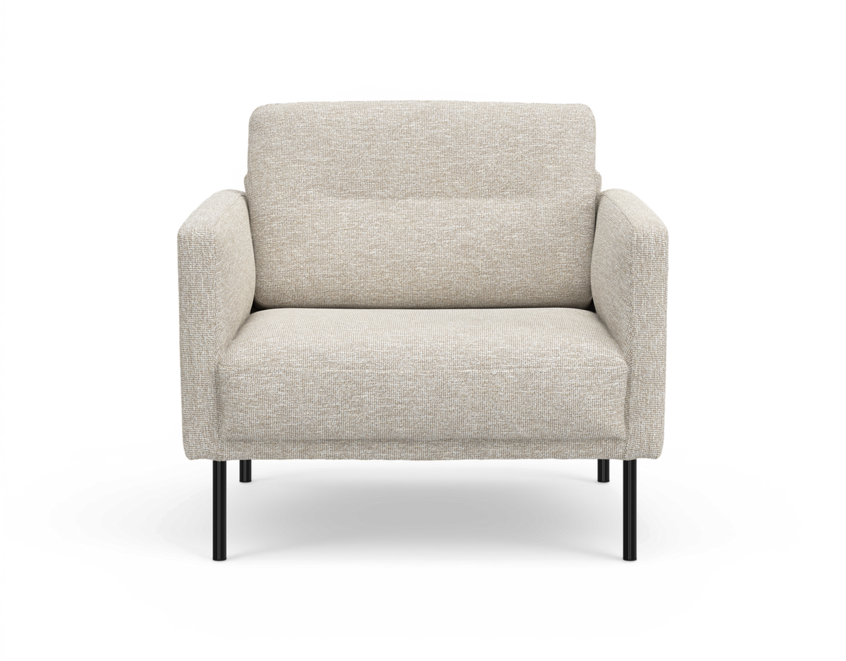 Beige fåtölj i tyg med svarta metallben, frontvy, frilagd mot vit bakgrund.