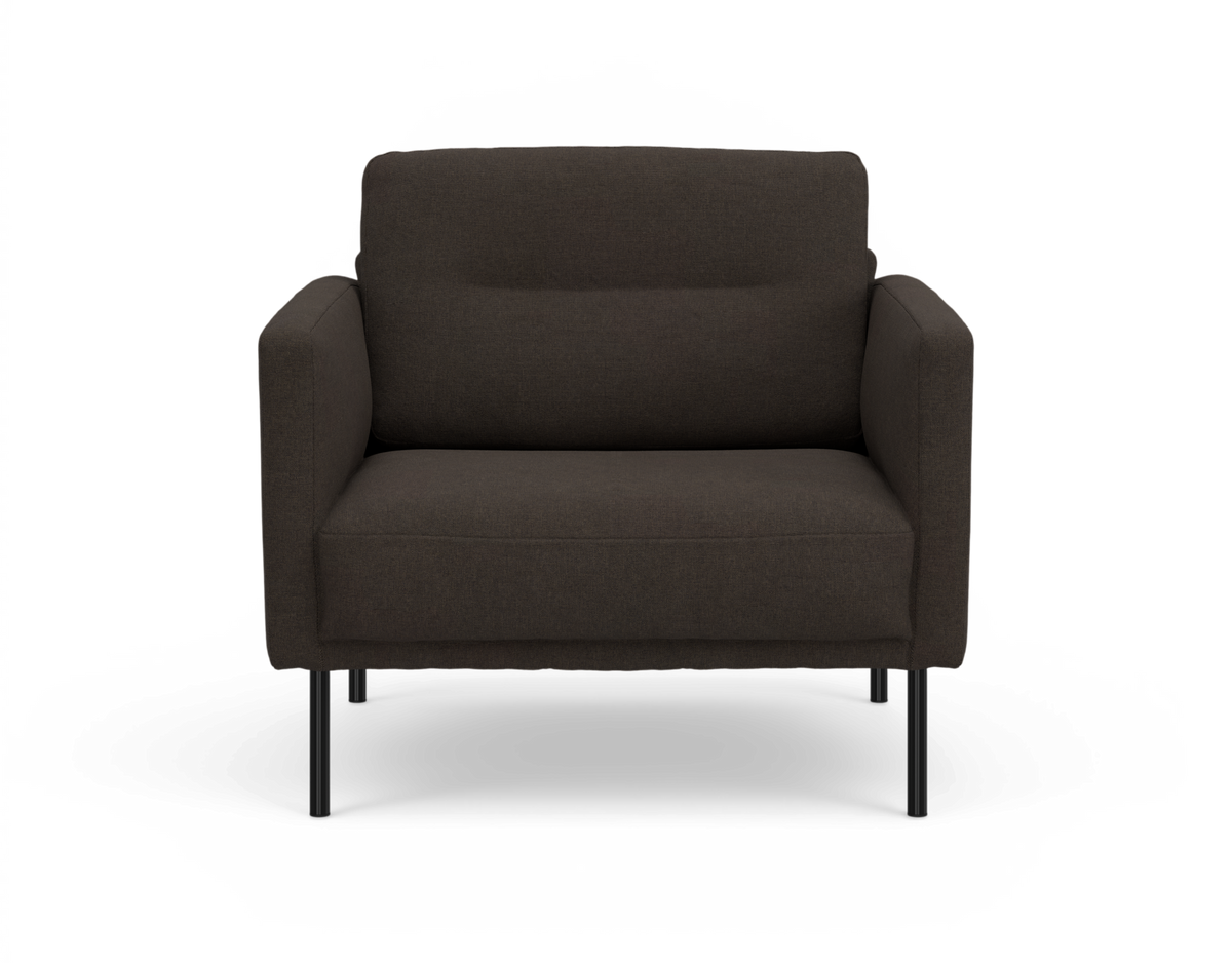 Mörkbrun fåtölj i modern, minimalistisk design med smala svarta ben.