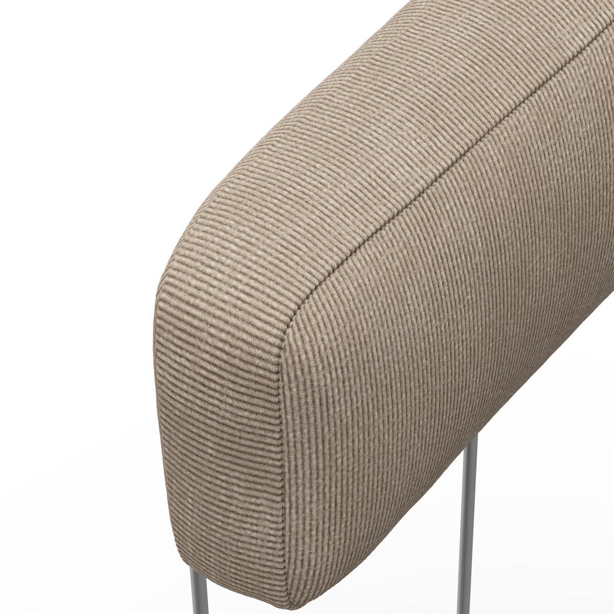 Närbild på beige ribbad tygklädsel på ett soffarmstöd med metallben mot vit bakgrund.