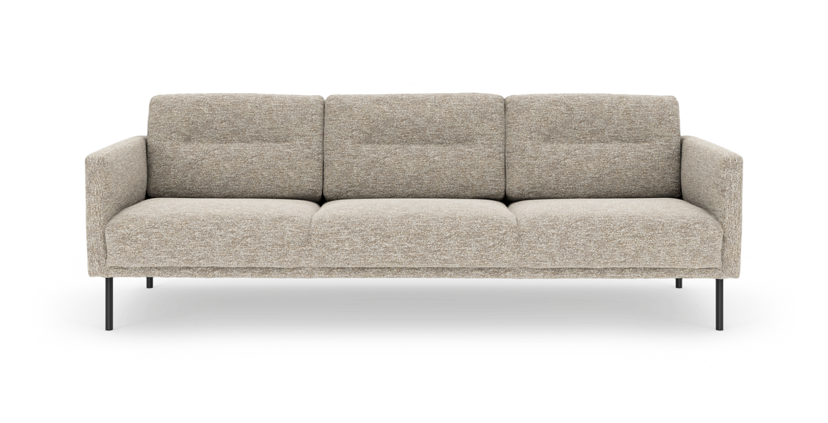 Beige tresitssoffa med raka armstöd och smala svarta metallben, frontvy.