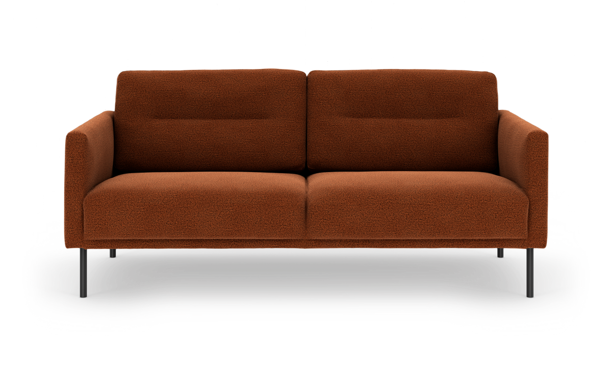 Modern tvåsitssoffa i roströd textil med smala svarta ben, frilagd mot vit bakgrund.