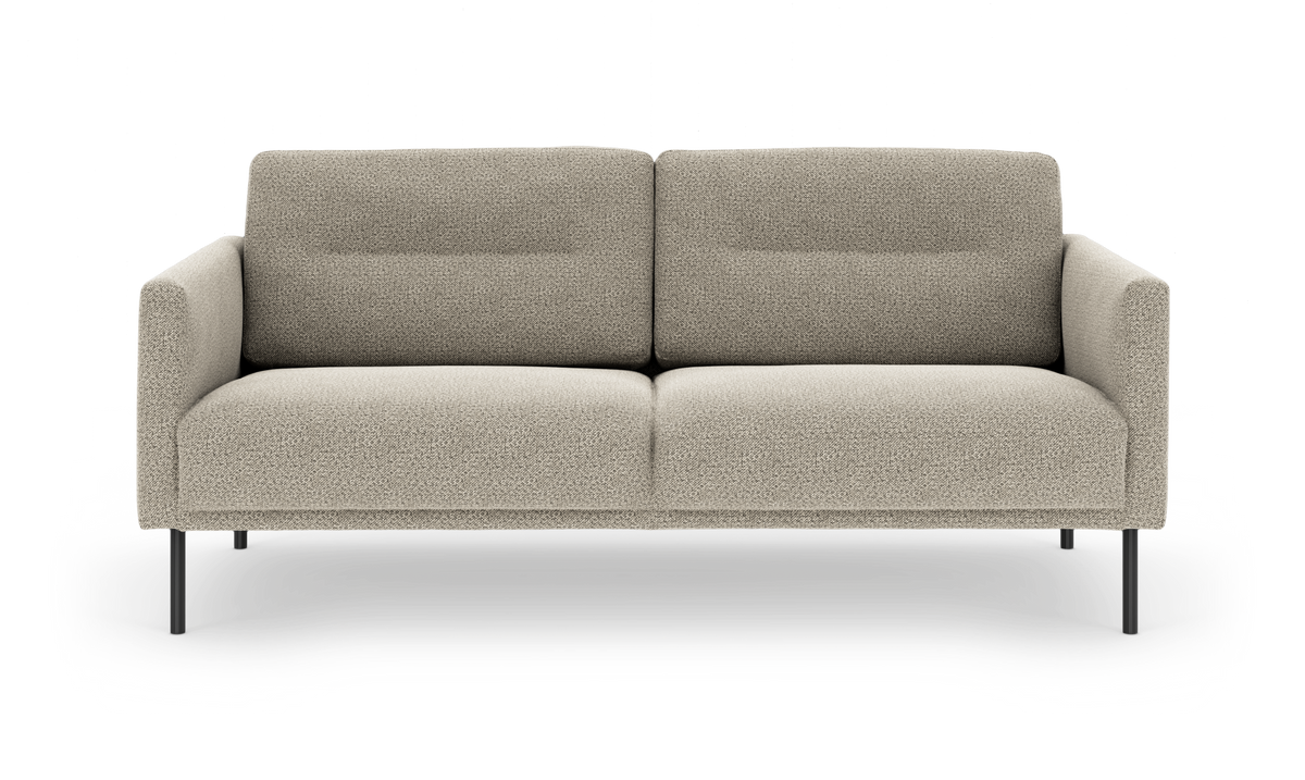 Beige tvåsitssoffa med texturerat tyg och smala svarta metallben, frontvy på vit bakgrund.