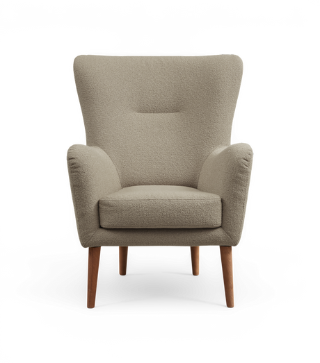 Beige fåtölj i bouclé med mjuk sits och armstöd samt träsben, sedd framifrån.
