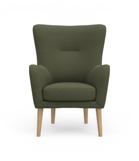 Grön fåtölj i textil med träben, sedd rakt framifrån.
