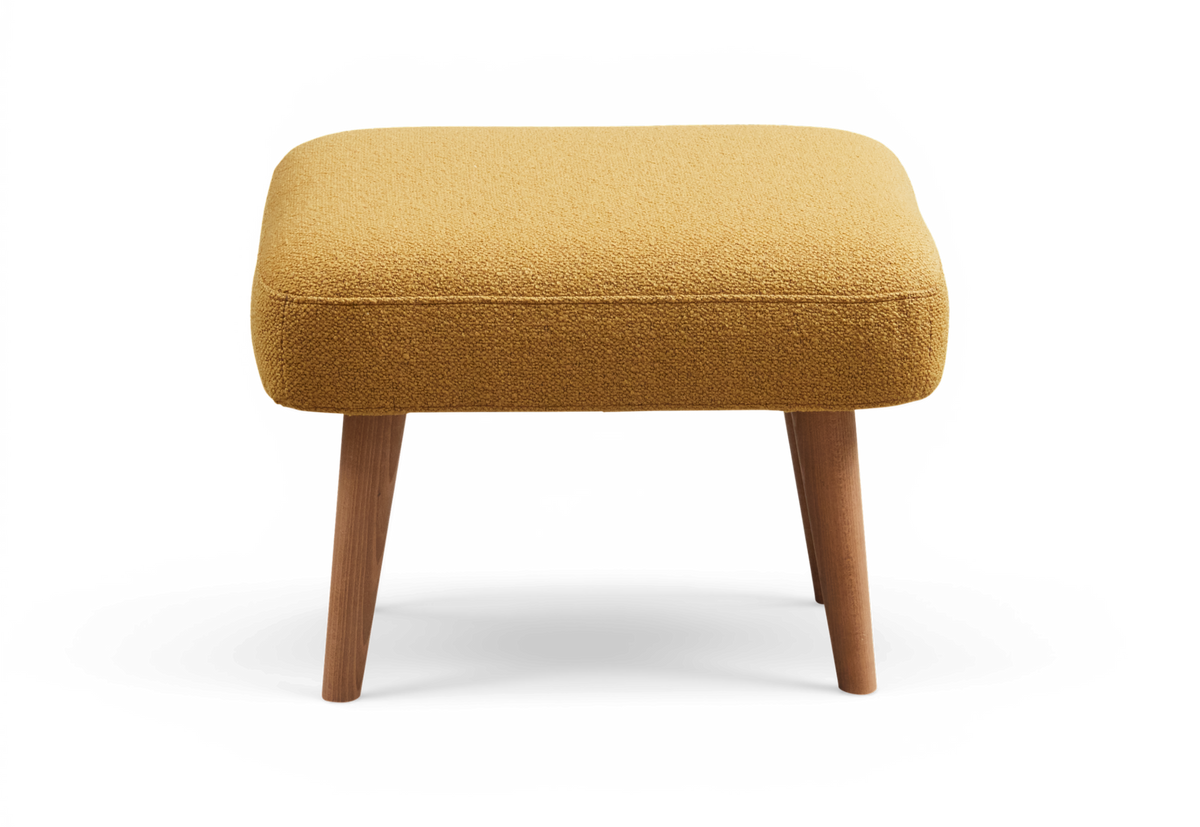 Gul polstrad ottoman/skammel med träben i enkel, modern design, sedd rakt framifrån.
